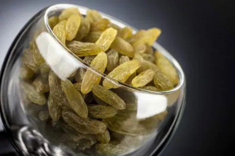 تصویر 4 از کشمش سبز قلمی عمده به روش سنتی